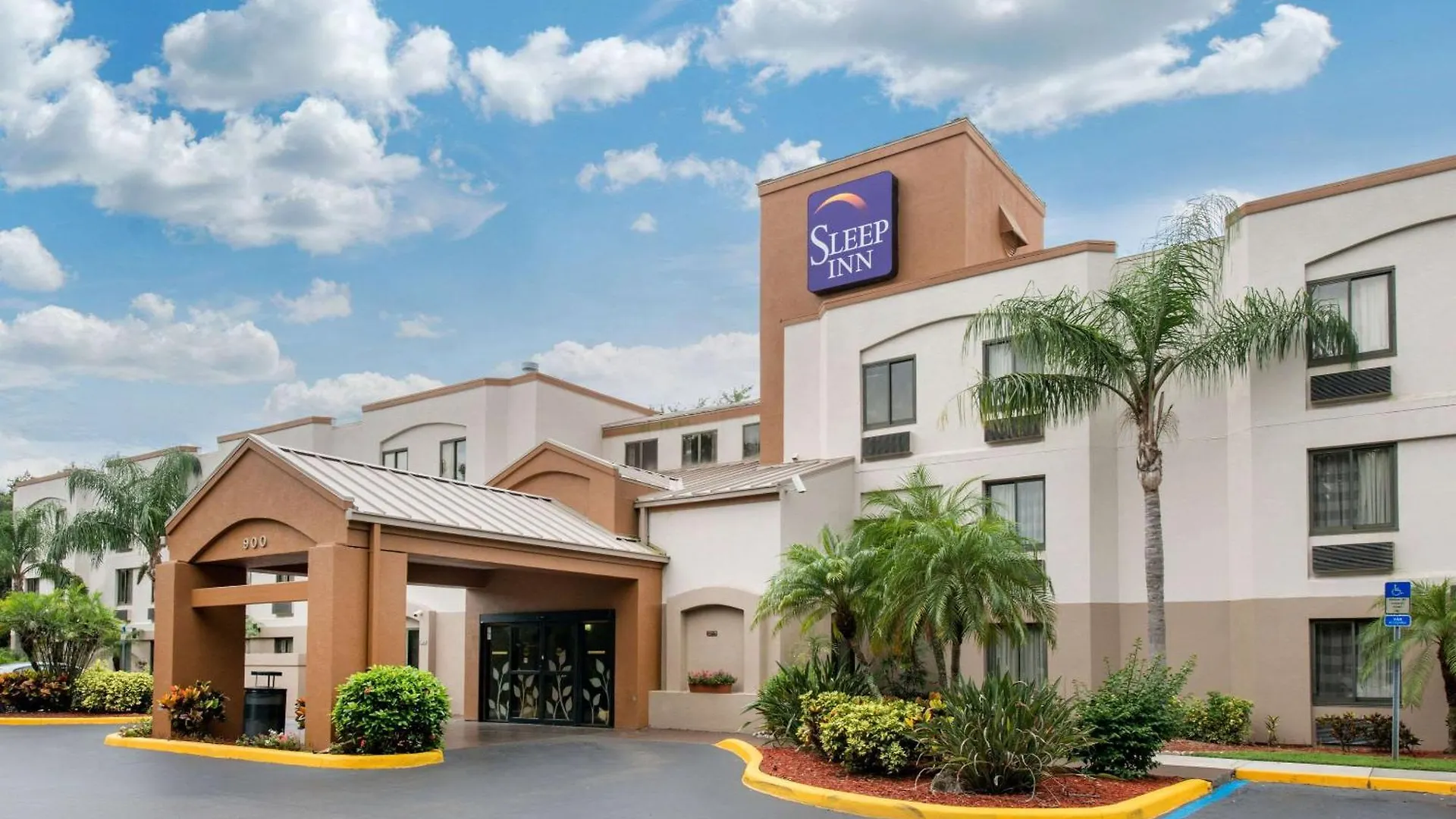 Staying Near Marietta Museum of Art & Whimsy: 6 Airport Hotels Compared